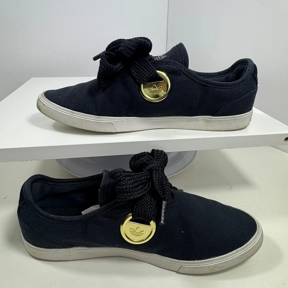 adidas Sleek Low Sneaker Womens Size 7 Black‎ Ribbon Bow Gold Badge FV0741